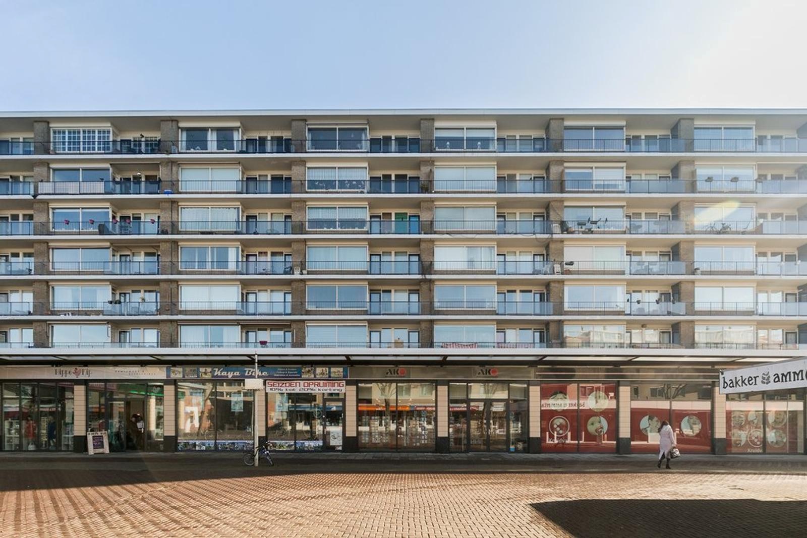 Dit ruime 3 -(voorheen 4) kamer appartement heeft een lichte woonkamer, zonnige balkon, 2 slaapkamers en is gelegen op 6e etage. 