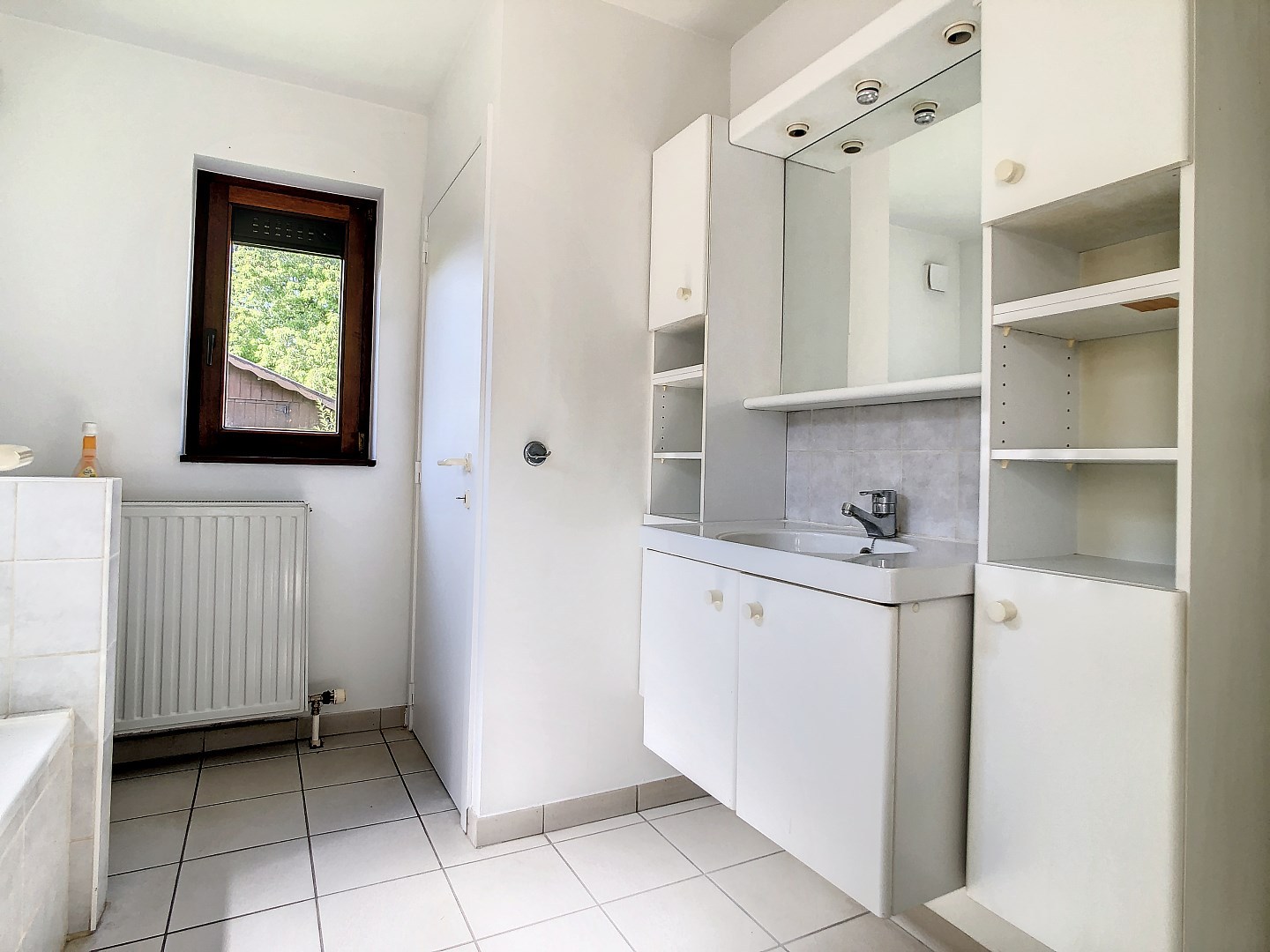 Centraal gelegen woning met twee ruime slaapkamers, zonnige tuin en droge kelder - EPC 252 kWh/m² - bewoonbare oppervlakte van 143 m² 