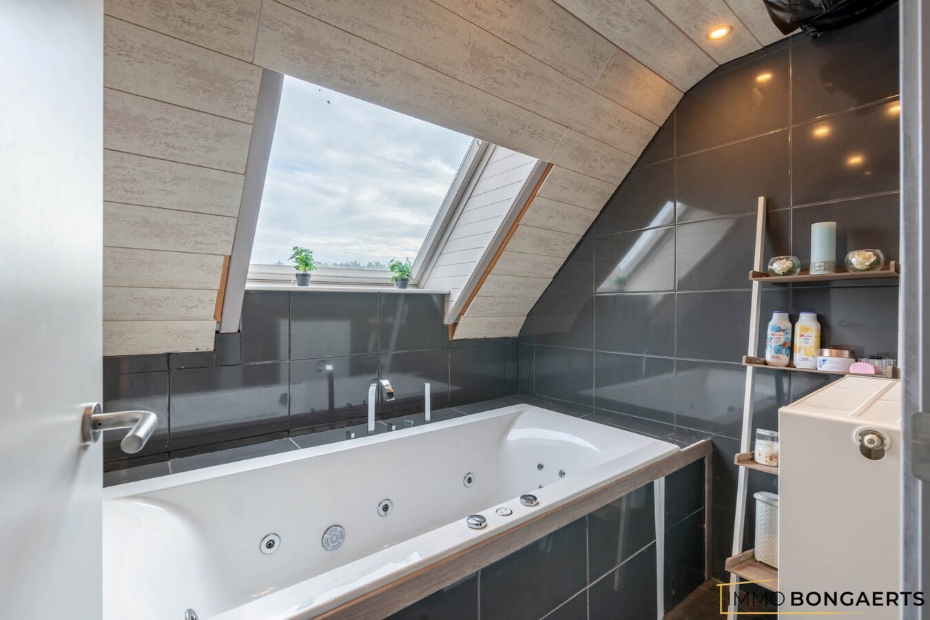 Ruime woning met drie slaapkamers en leefveranda 