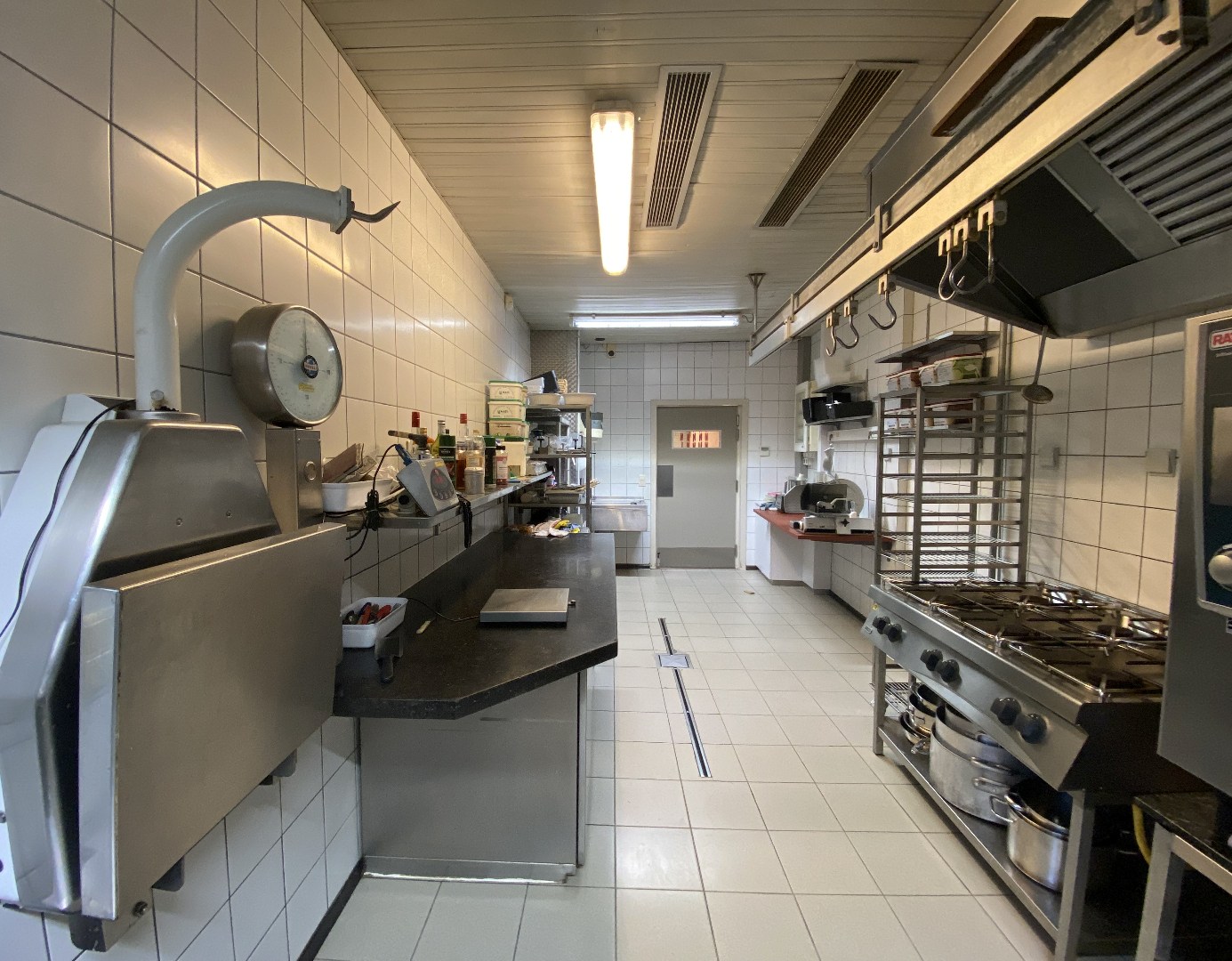 Volledig uitgeruste slagerij met luxueuze woonst op centrumligging in Sint-Eloois-Vijve! 