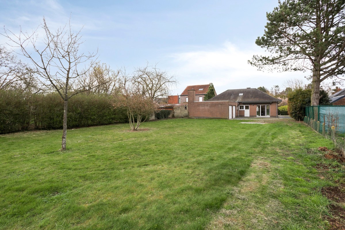 Open bebouwing met 3 slaapkamers, tuin en 2 garages op een perceel van 1108 m² in Haasrode! – EPC 363 kWh/m² - bewoonbare opp. 196 m² 