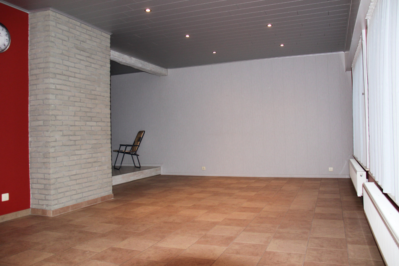 Volledig vernieuwd woning met ruime garage 