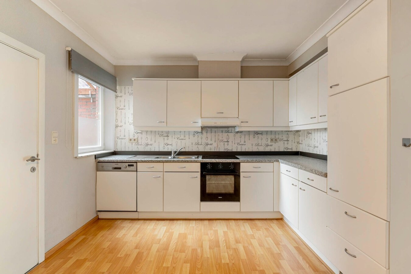 Comfortabel, zeer ruim appartement met 4 slaapkamers, terras en garage in het centrum van Neeroeteren! 