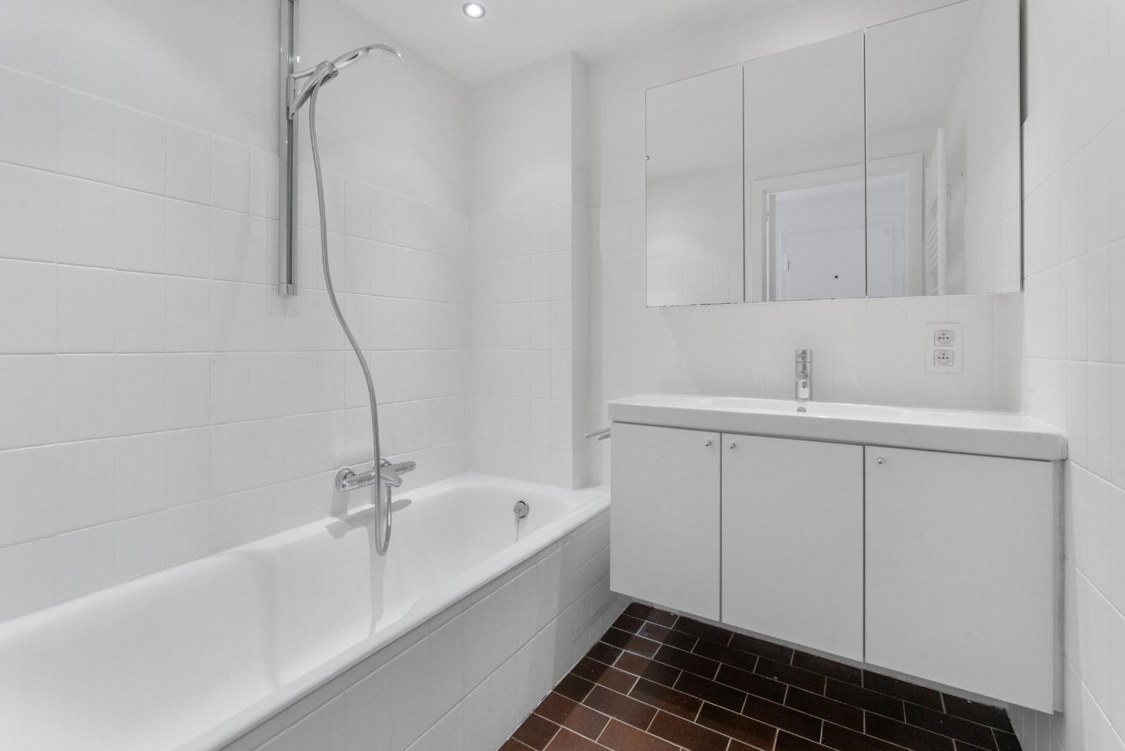 GERENOVEERD 2 SLP. APP. GELEGEN NABIJ PETIT PARIS EN LEOPOLD I PLEIN 