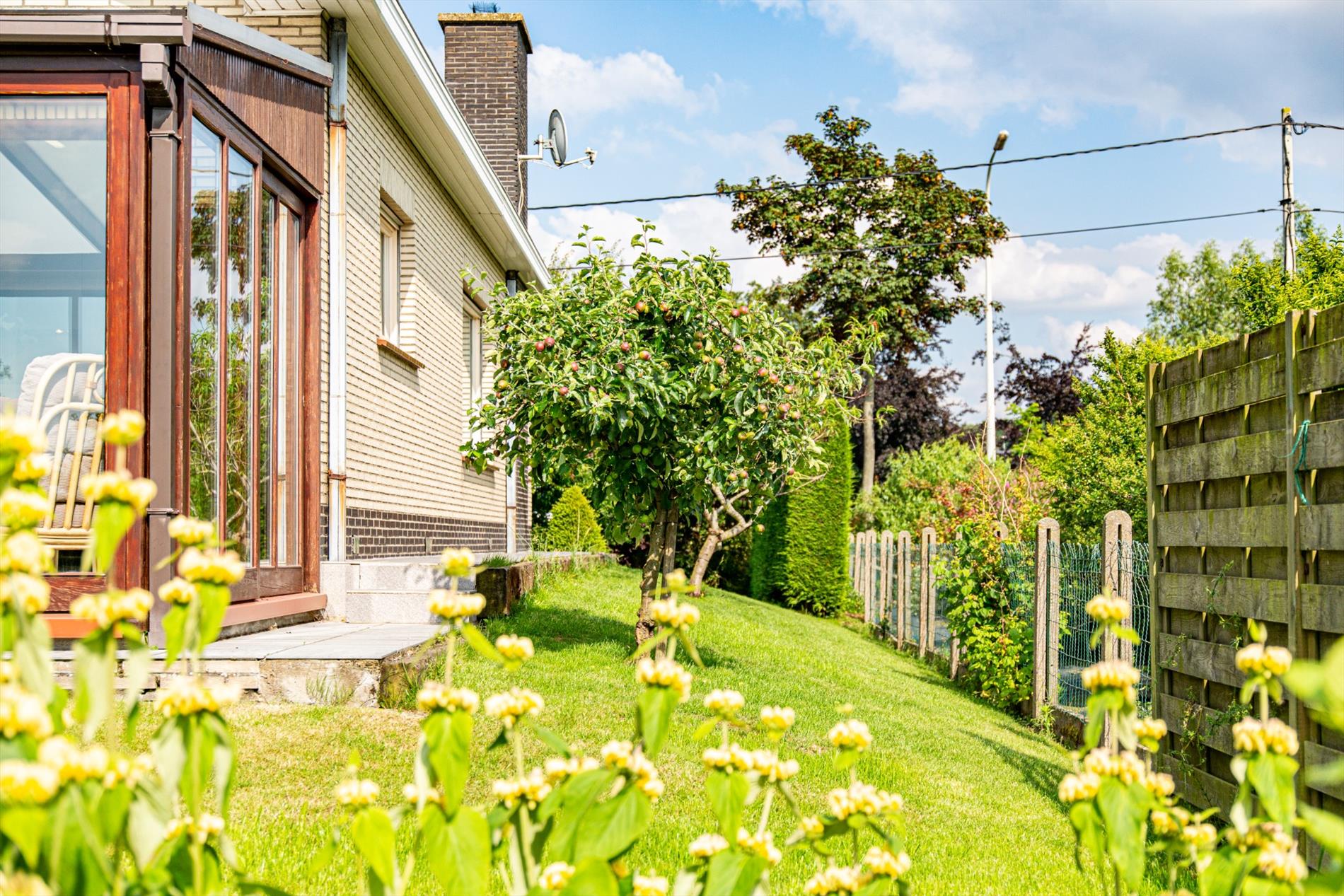 Gerenoveerde woning met 4 slpks én zonnepanelen (met stroomcertificaten!) rustig gelegen te Maldegem 