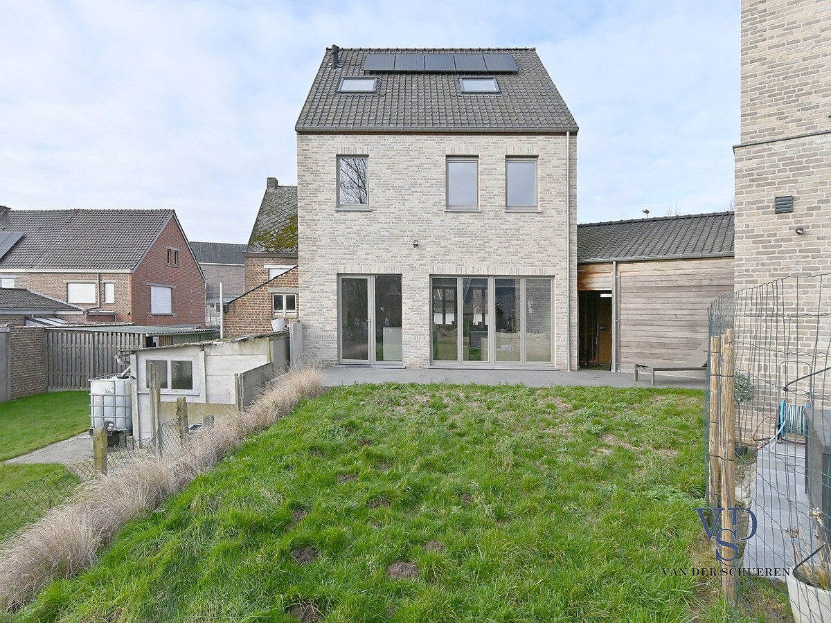 Recente pastorijwoning in hartje Dikkelvenne. 