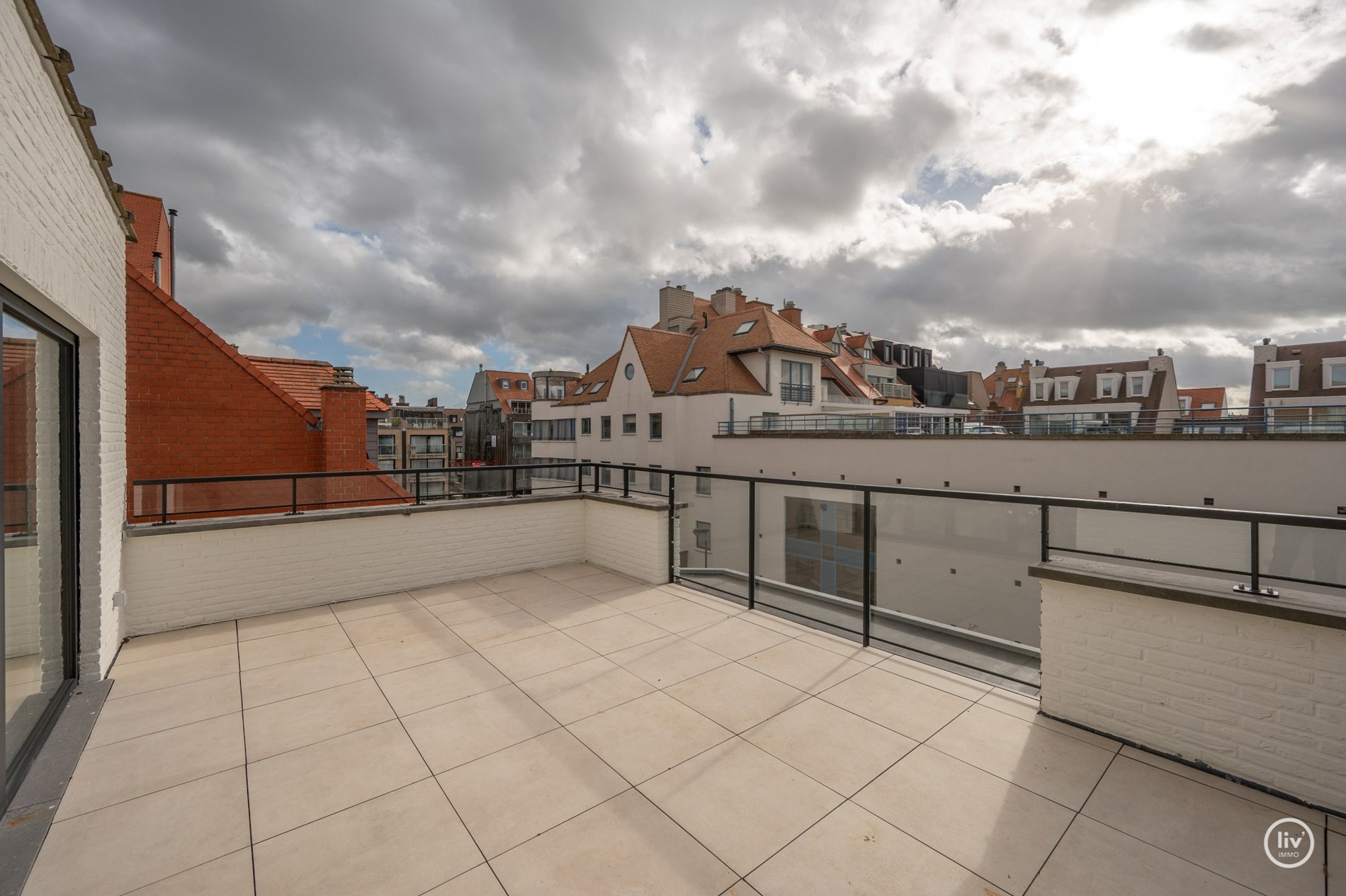 Gerenoveerd penthouse met 2 slaapkamers centraal gelegen op de August Dansestraat te Knokke. 