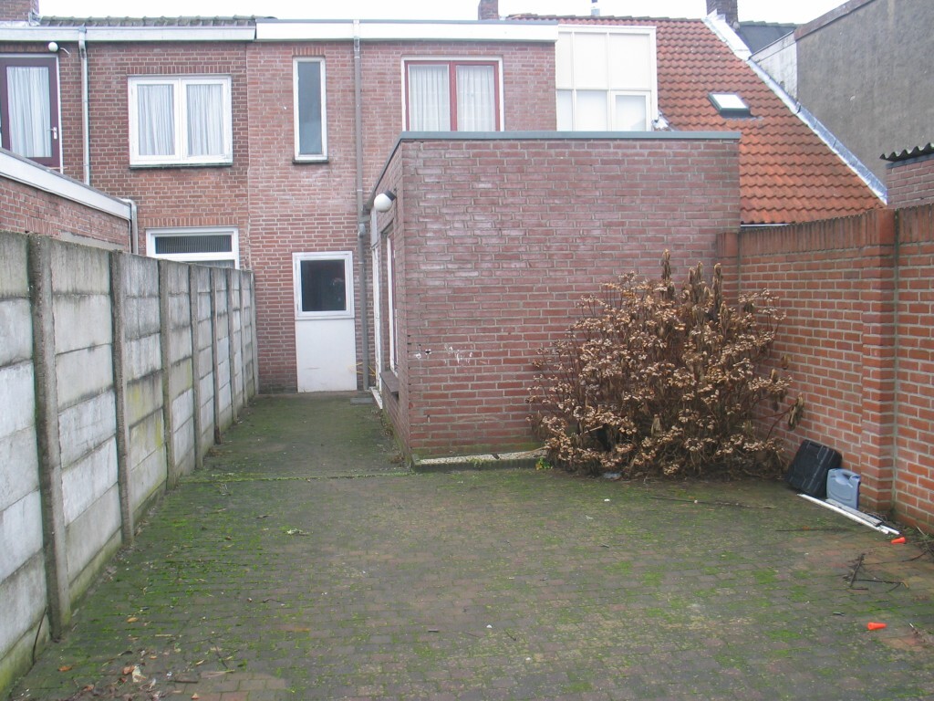 Nabij het centrum gelegen geschakelde hoekwoning met ruime berging 