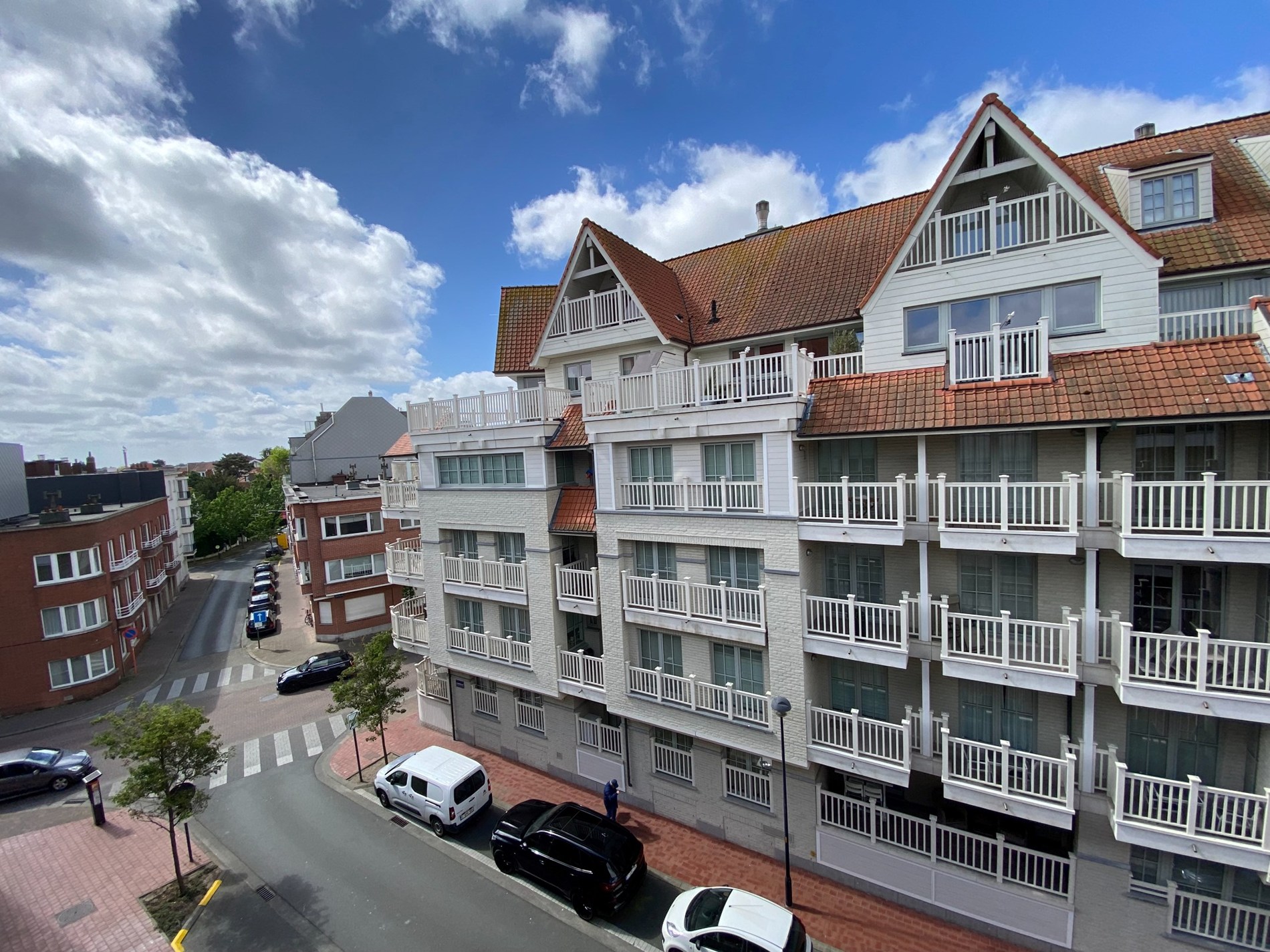 GEMEUBELD: Lichtrijke en recent gerenoveerde penthouse met ruim zuidgericht terras van 19m2, op wandelafstand van het strand en de winkels. 