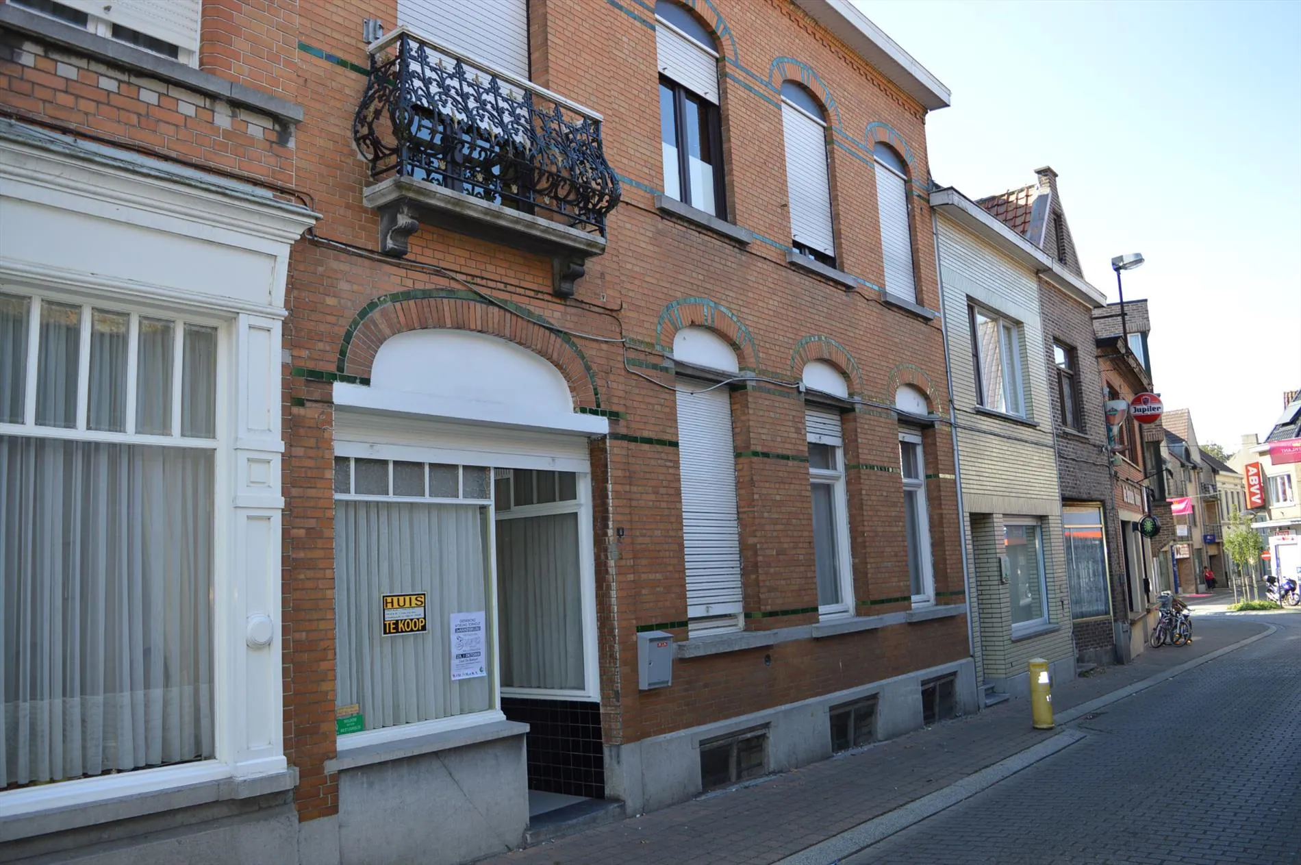In hartje Torhout in een rustige straat grenzend aan de Markt ligt dit ruime authentiek herenhuis.
