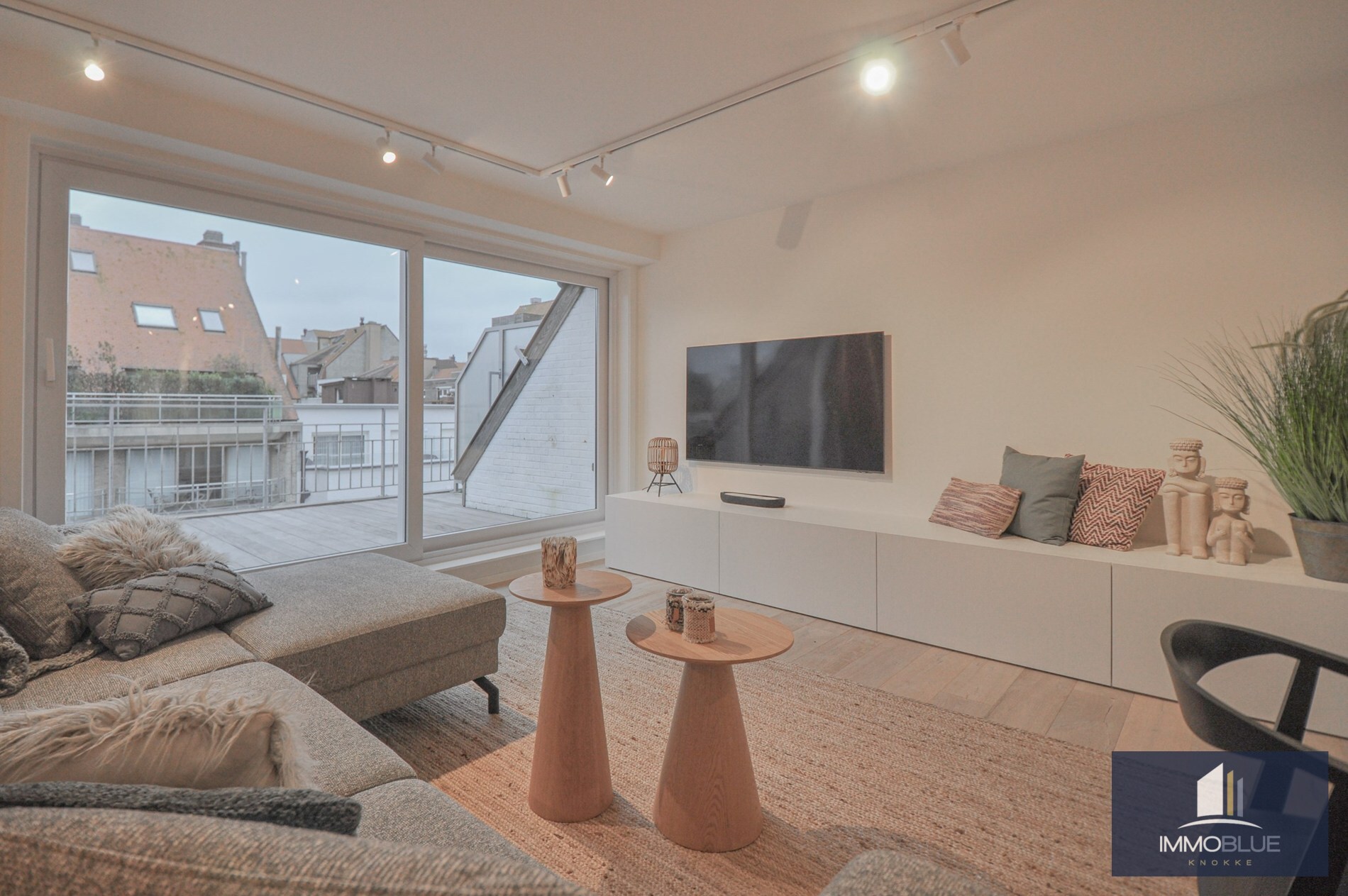 Appartement entièrement rénové avec deux grandes terrasses. 