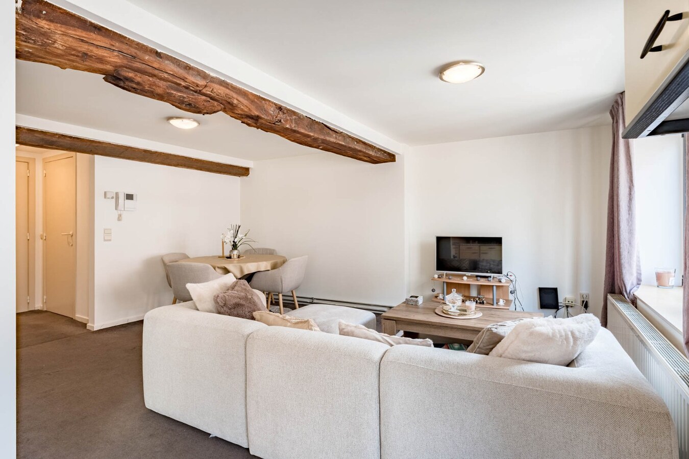 Comfortabel appartement op de 2de verdieping van een kleinschalige residentie op een steenworp van de historische markt! 