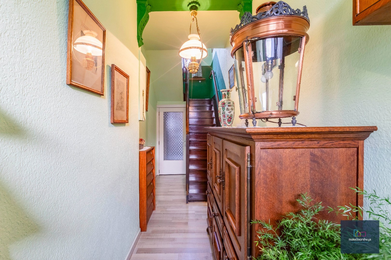 Verzorgde halfopen bebouwing met grote tuin en carport 