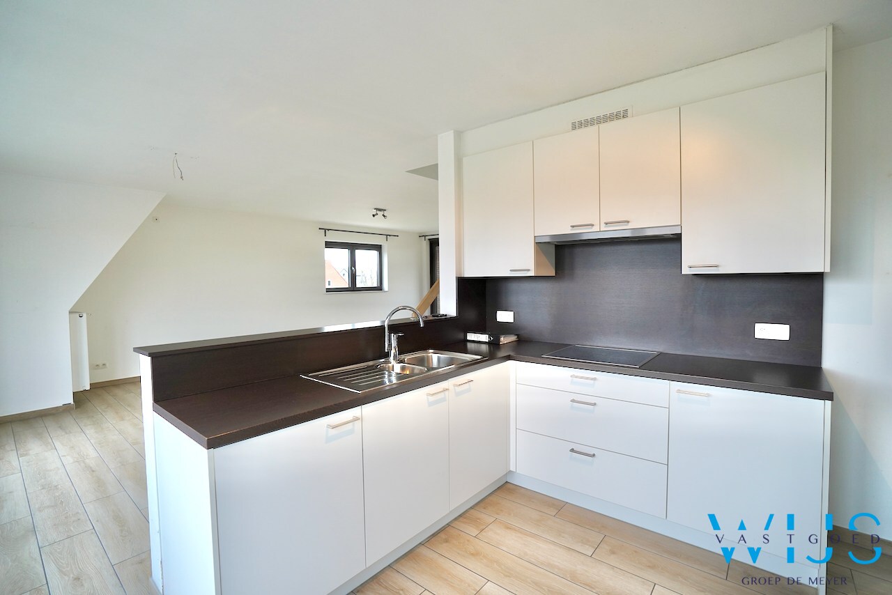 Prachtig appartement MET GARAGE in het rustige landelijke OOSTEEKLO ! 