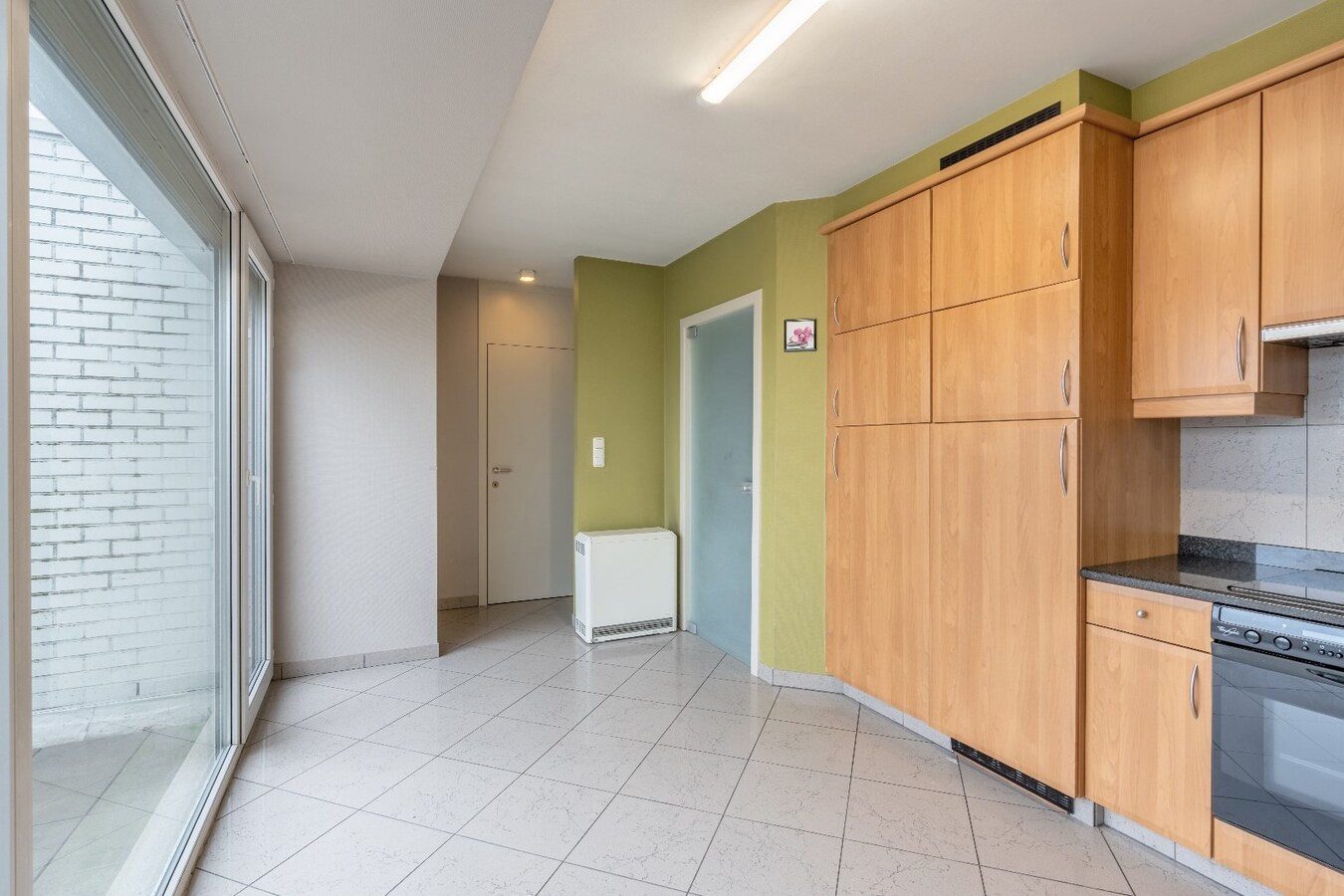 Ruim duplex appartement met 2 slaapkamers en garage. 