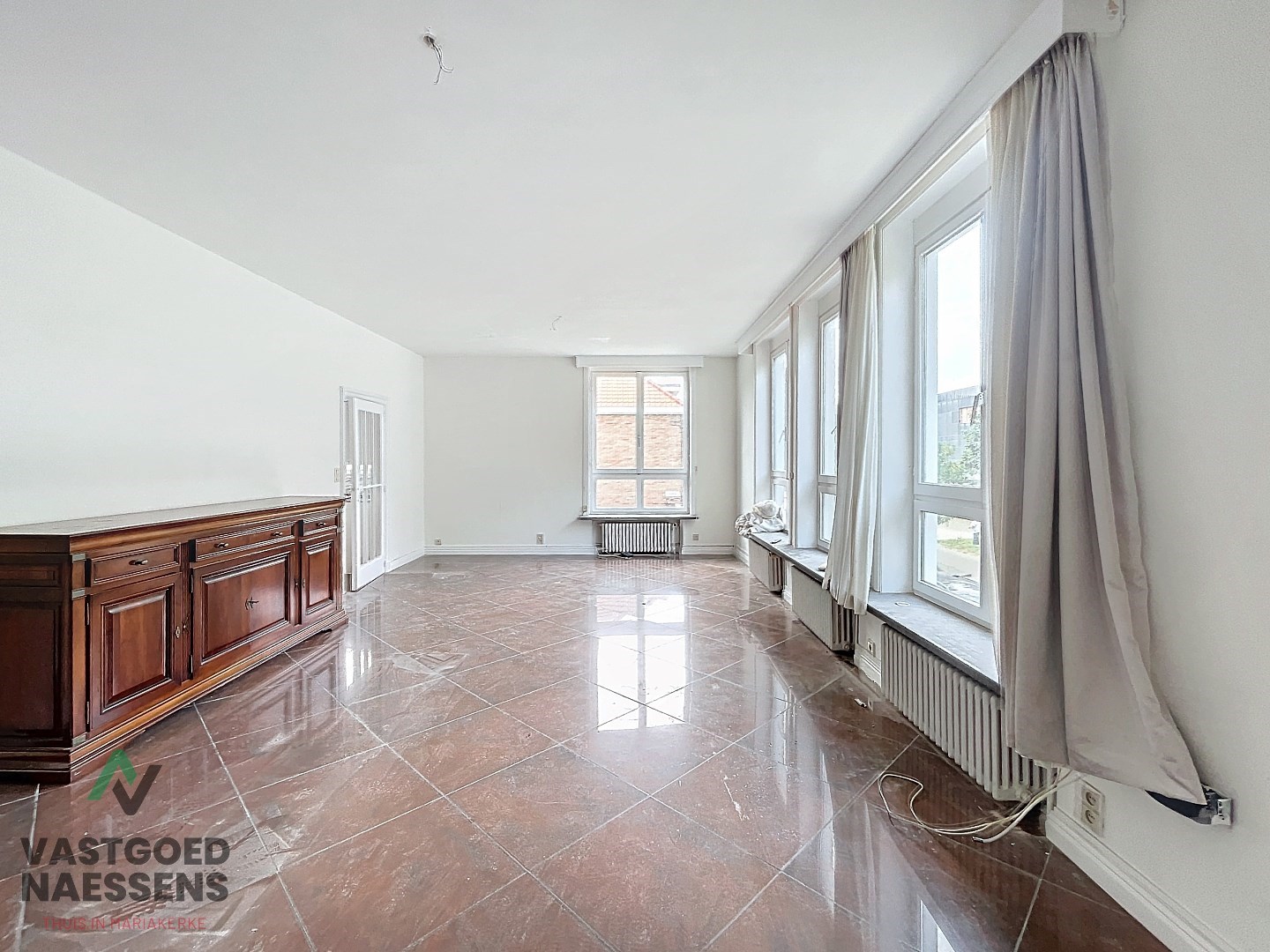 Maison d'angle avec entrepôt - garage - 5 chambres à coucher et terrasse 