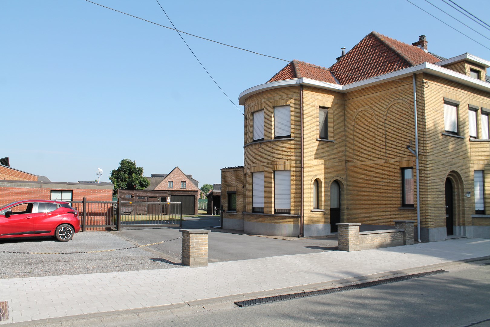 Grote en stevige woning, met garages, bergruimte en tuin op 1.324m² 