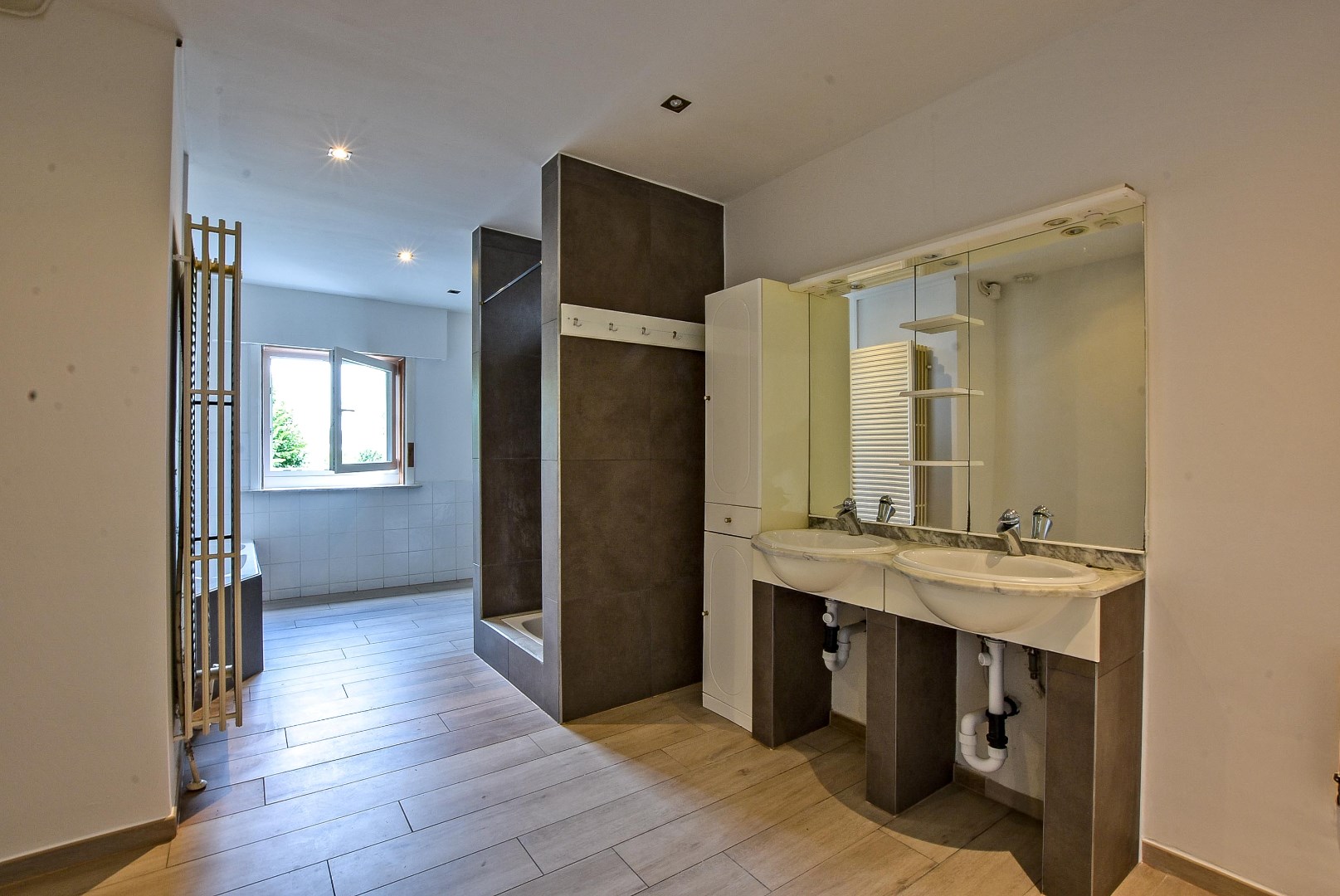 Halfopen bebouwing met mogelijkheid tot 7 slaapkamers, 2 badkamers en grote tuin in Aalter 