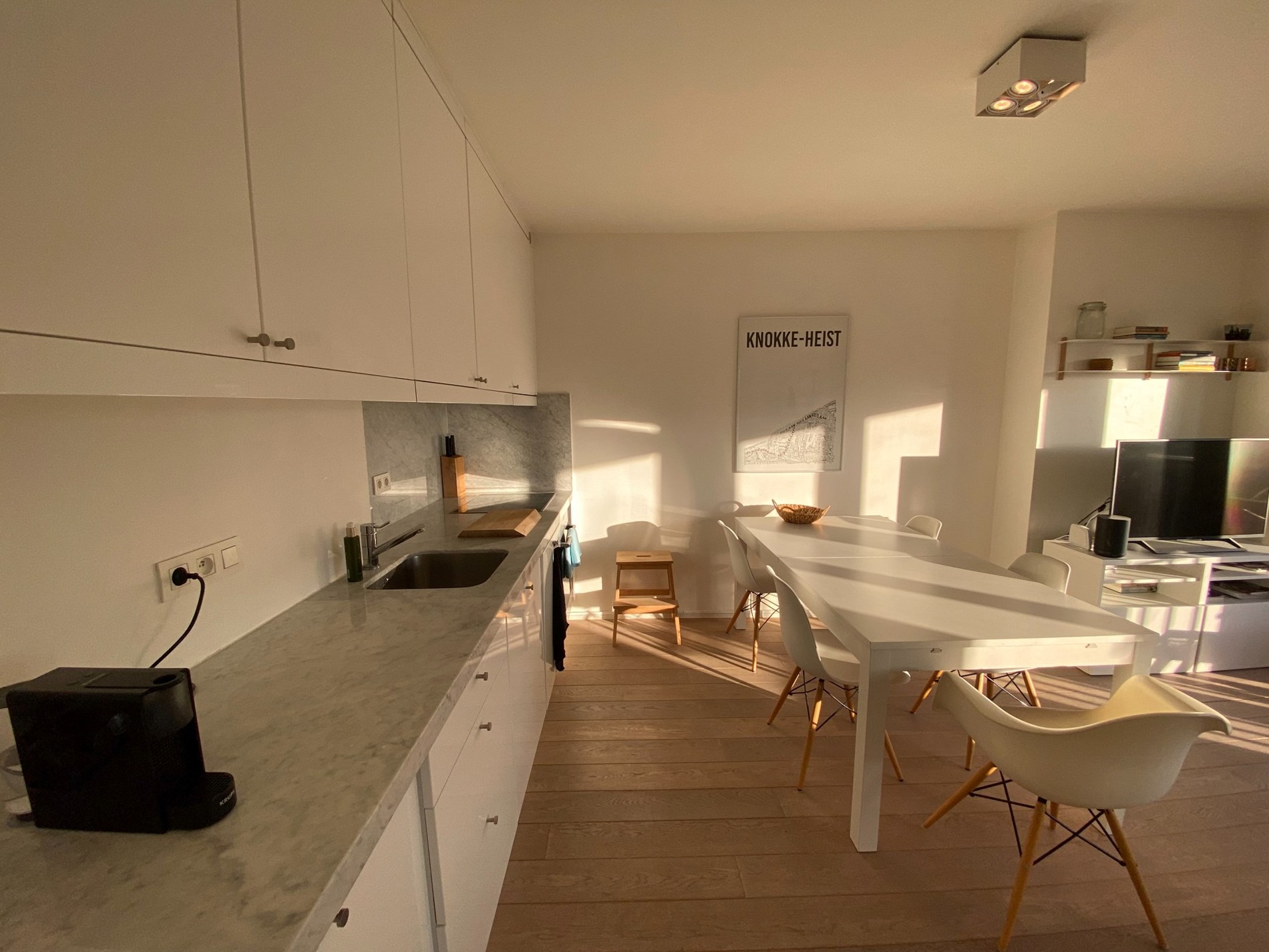 Meublé: Appartement récemment rénové et joliment décoré situé à Oud Knokke à proximité des rues commerçantes. 