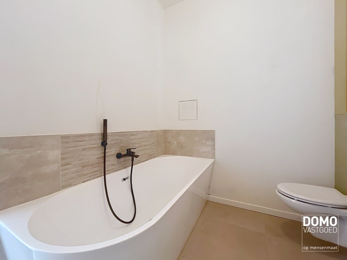 PRACHTIG GERENOVEERDE, LICHTRIJKE WONING MET 3 SLAAPKAMERS, 2 BADKAMERS, EEN ZONNIGE TUIN EN 2 PARKEERPLAATSEN TE GINGELOM (MIELEN-BOVEN-AALST) 