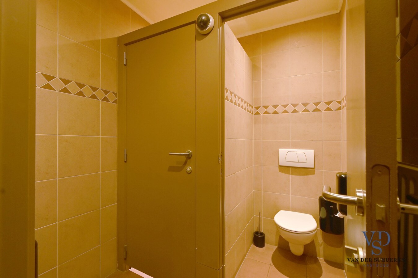 Handelspand (>300 m²) en 2 appartementen. 