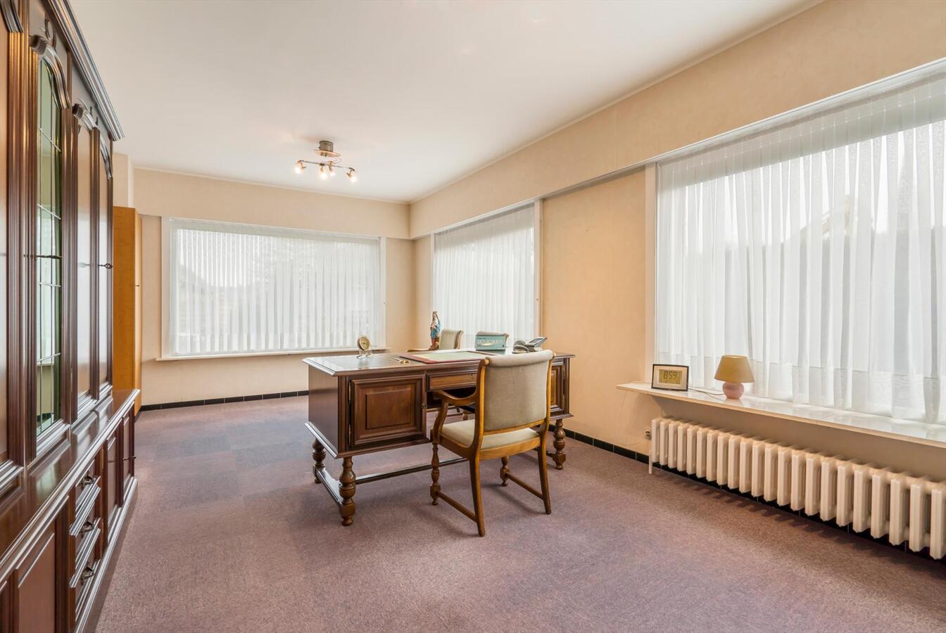 Woning met 5 slaapkamers op 832 m² in rustige straat te Oudenburg 