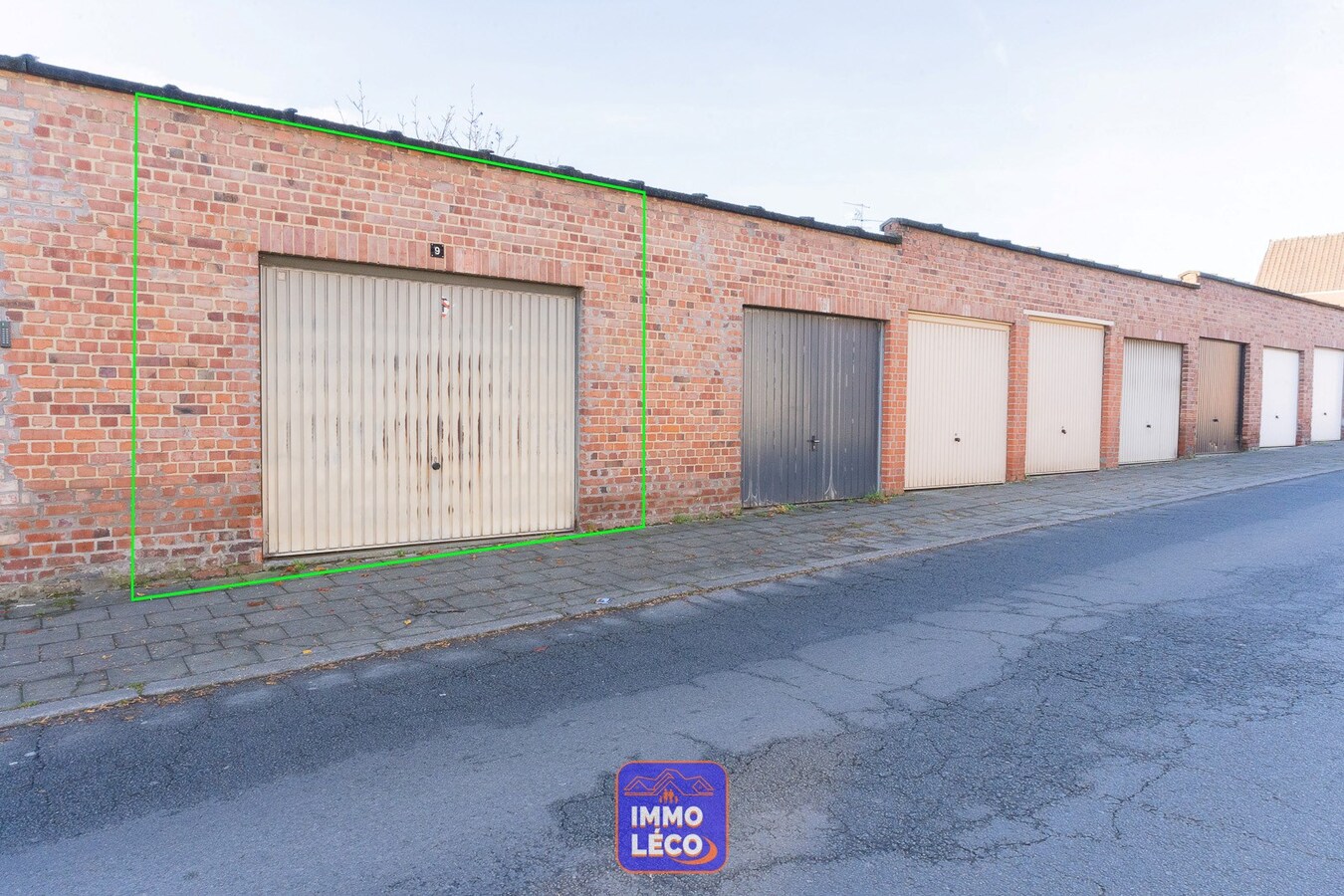 Surface commerciale de +/- 160m² avec grand jardin. 
