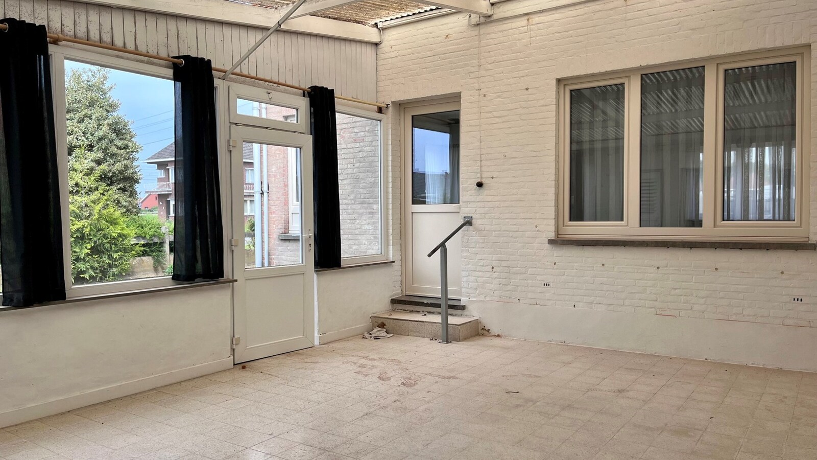 Gerenoveerde woning met prachtige tuin, gelegen in het centrum van kermt. 