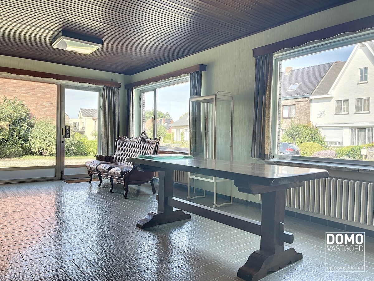 Ruime half open bebouwing met een vergund magazijn. 