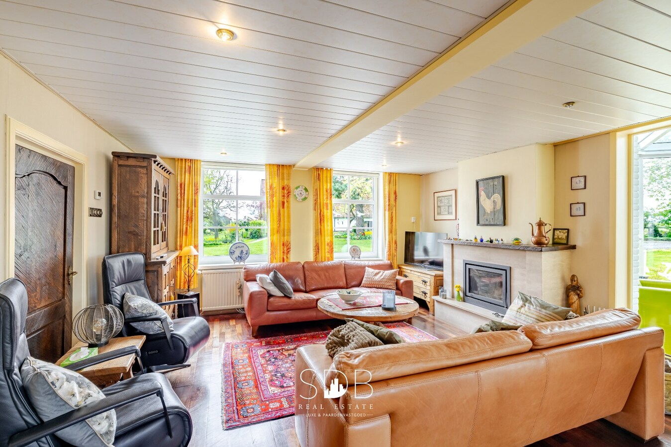 Landelijke woning met authentiek gastenhuis, stalgebouw, graslanden en buitenpiste op 20.285m² 