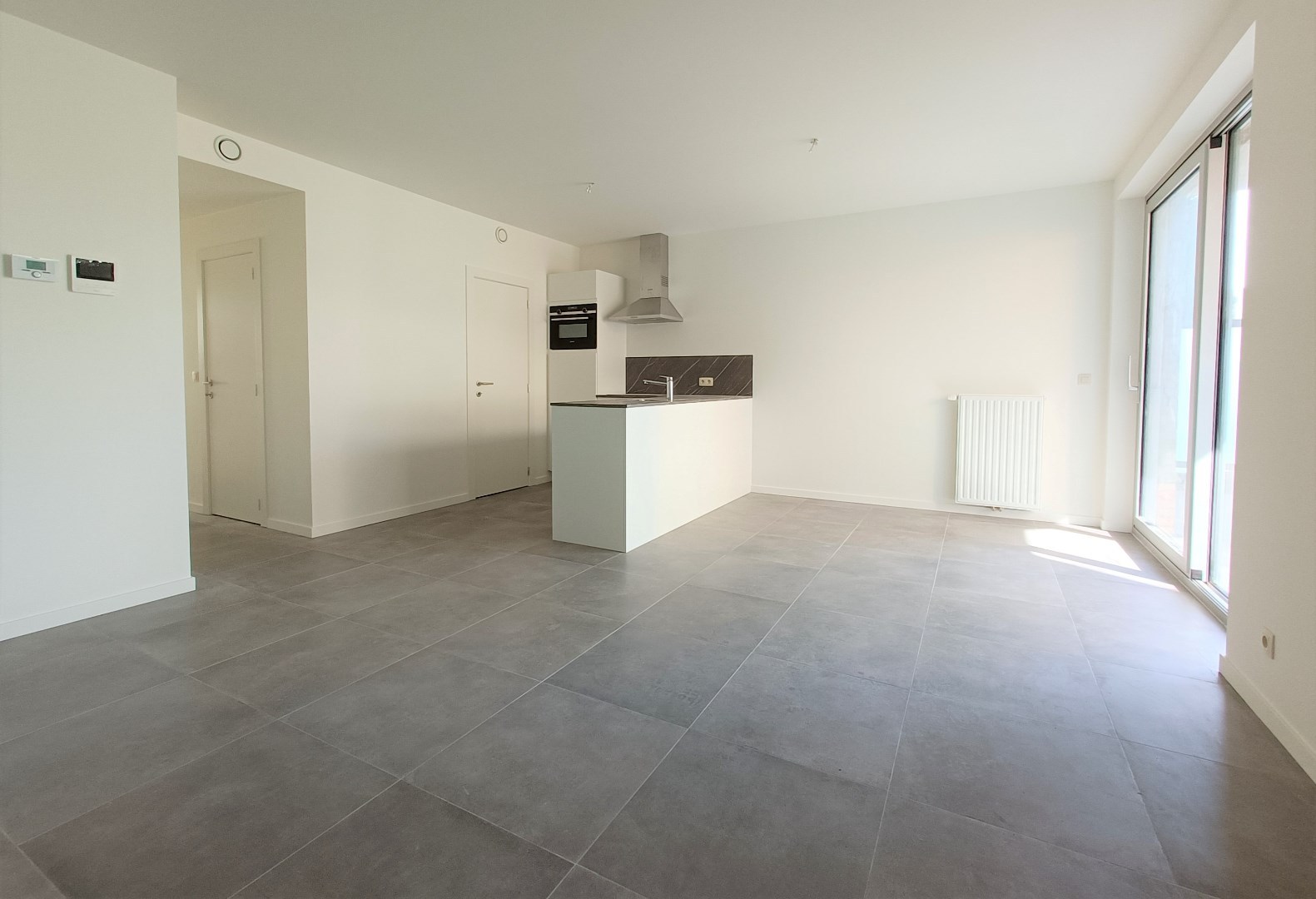 RECENT GELIJKVLOERS APPARTEMENT MET GROOT TERRAS EN AUTOSTAANPLAATS 