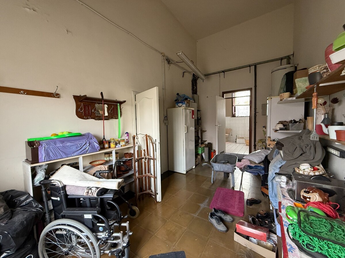 Grote eigendom met atelier. 