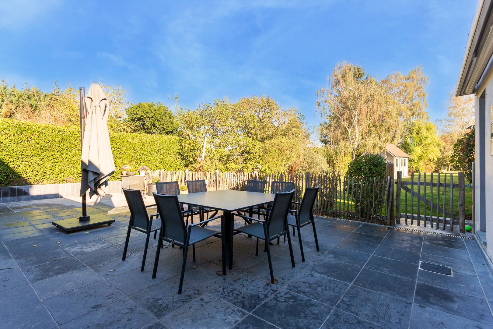 Instapklare driegevelwoning met 4 slpk te Lembeek 
