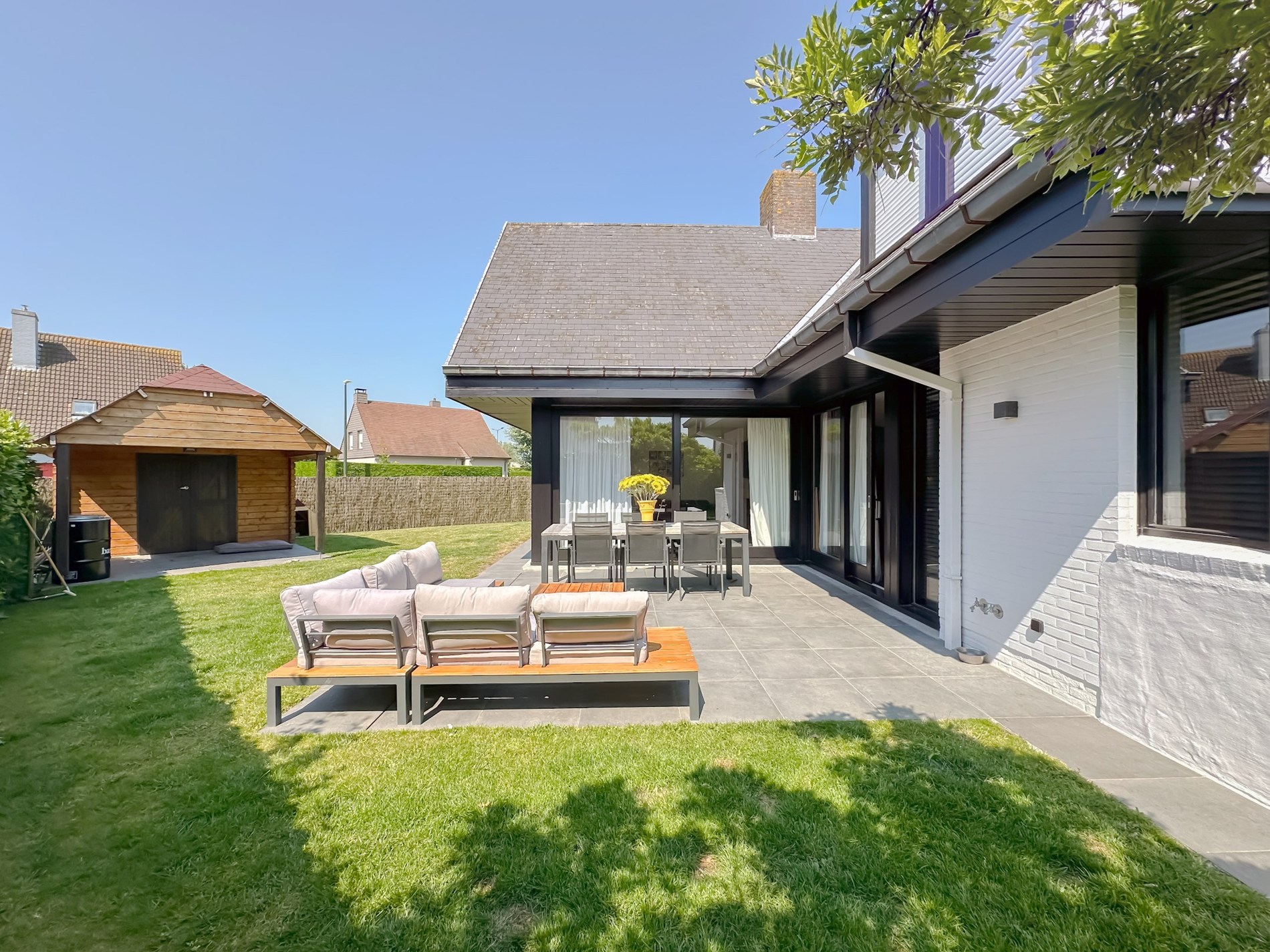 Gezellig gerenoveerde alleenstaande villa met 3 slaapkamers en een prachtige tuin centraal gelegen in een doodlopende villawijk in Knokke. 