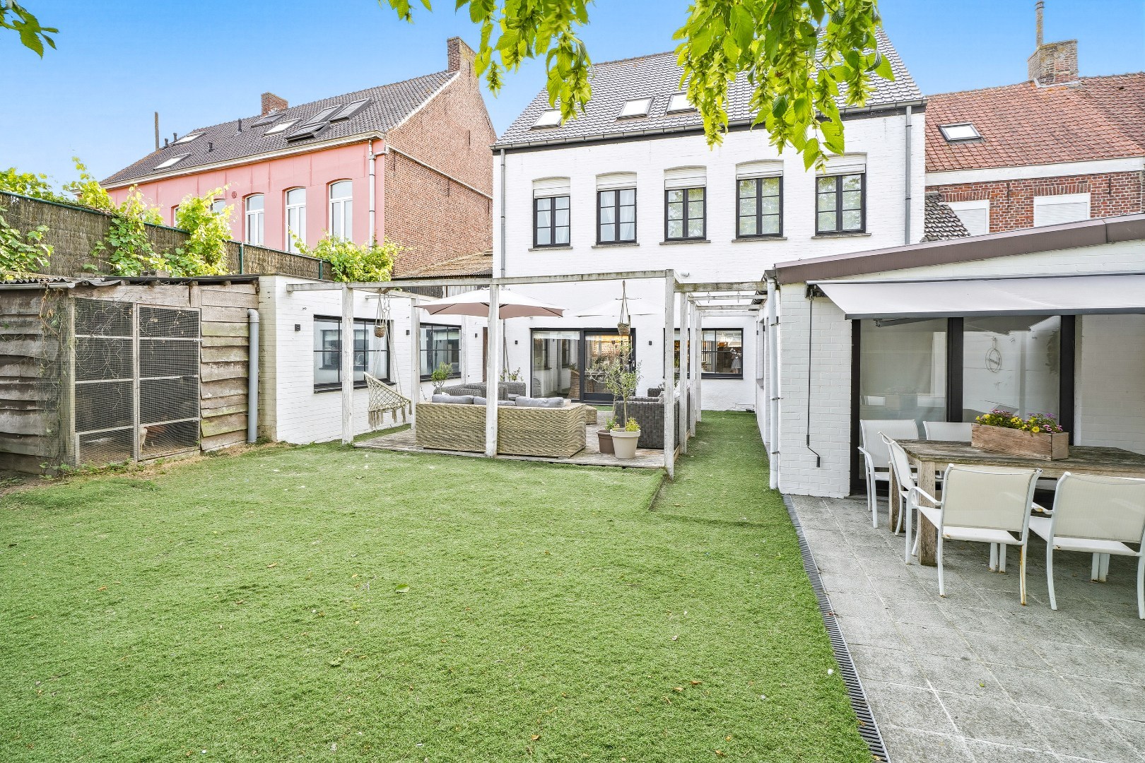 Sfeervol ingerichte woning met 7 slaapkamers, 4 badkamers en ruime garage in Watou. 