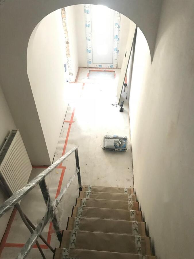 MAGNIFIEK GERENOVEERDE RUIME WONING MET STADSTUIN 