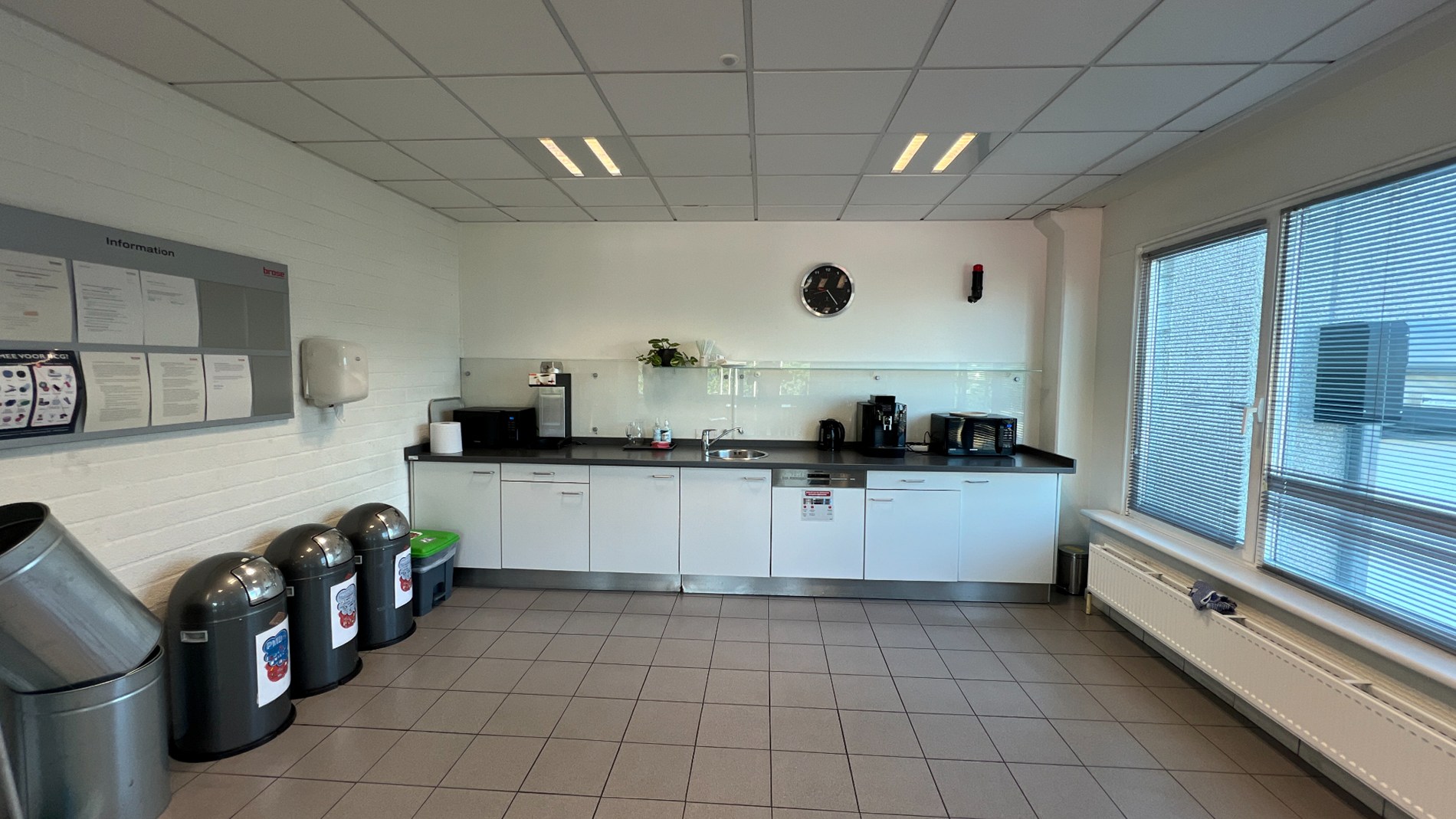 Opslagruimtes met burelen te huur in de haven van Gent