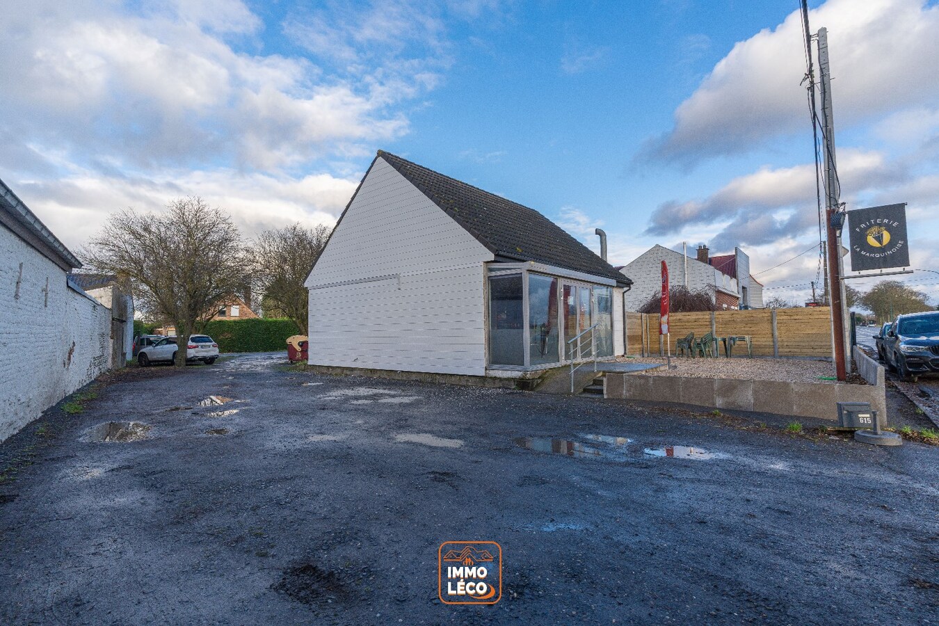 Bâitment et terrain à bâtir à Marquain située sur un axe principal 