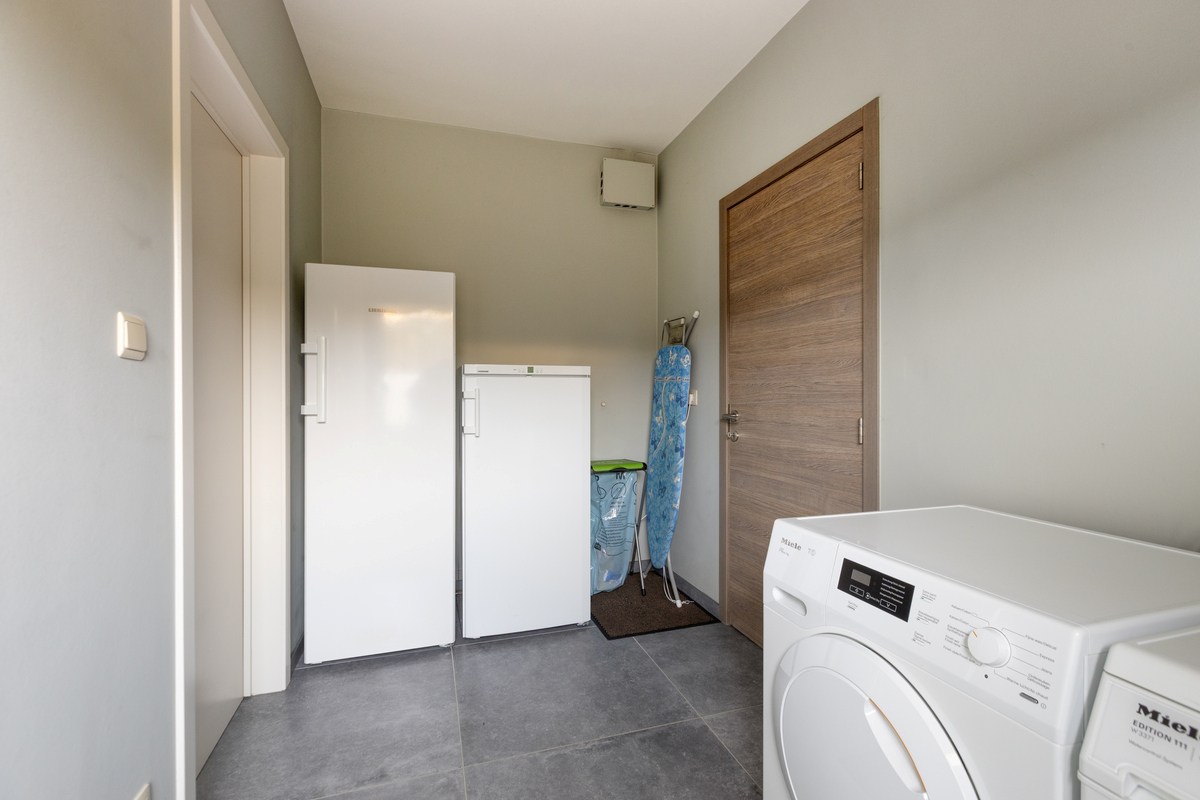 Instapklare villa met 3 slaapkamers, kantoor en garages 