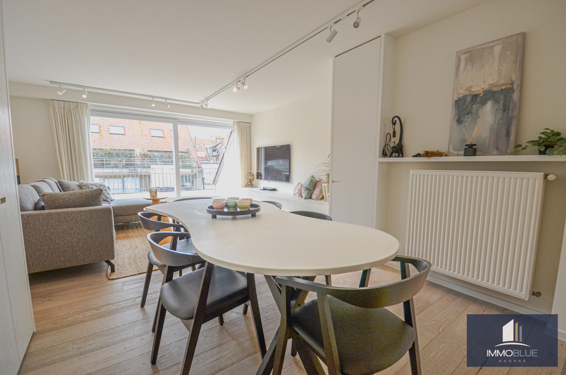 Appartement entièrement rénové avec deux grandes terrasses. 
