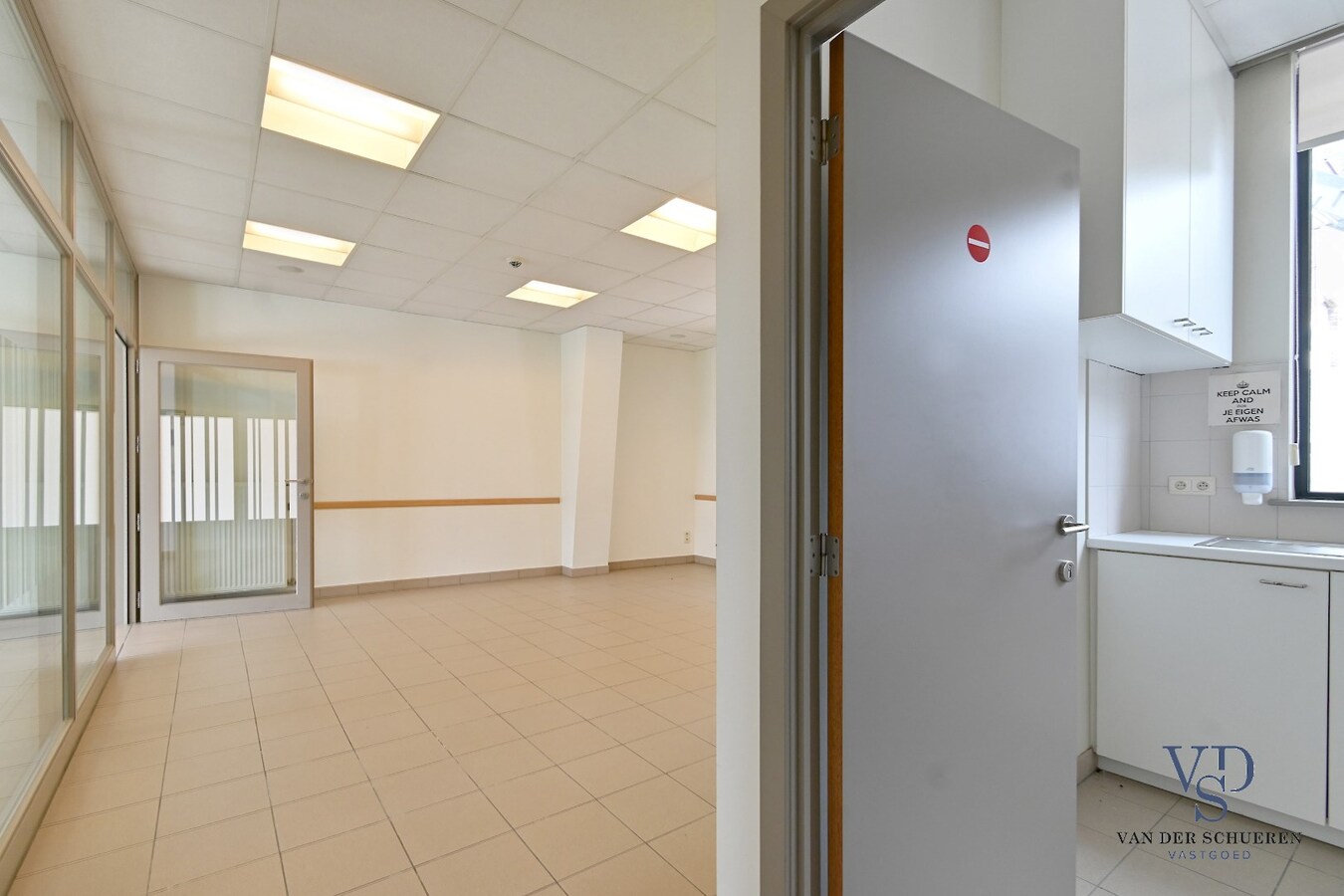 Commercieel gelijkvloers met ruime duplex en tuin. 