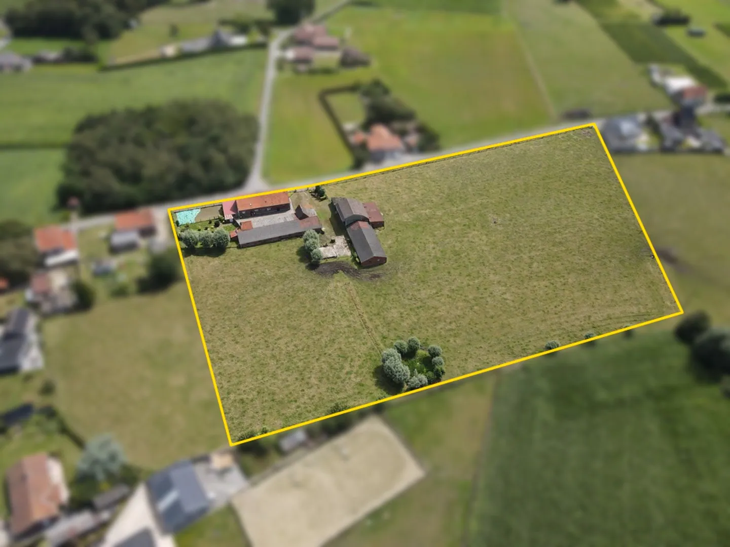 Landelijke hoeve op 1,69 ha grond op prachtige locatie te Ichtegem