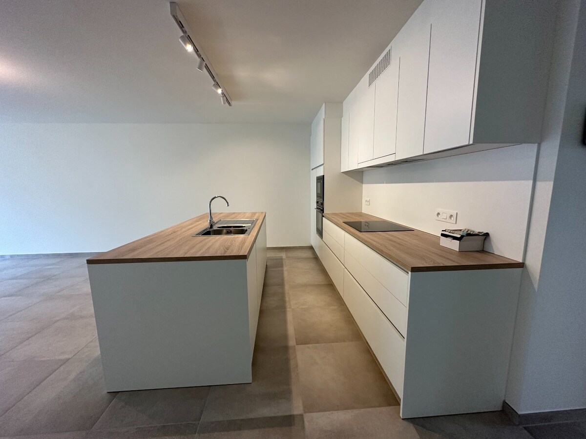Ruim en energiezuinig 2-slaapkamerappartement met twee terrassen in centrum Ieper! 