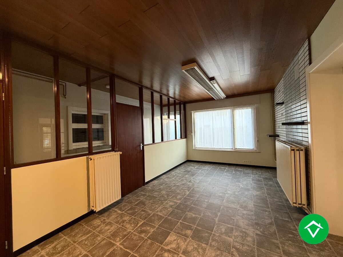 Ruime halfopen bebouwing met 3 slaapkamers, en dubbele garage te Sint-Eloois-Winkel 