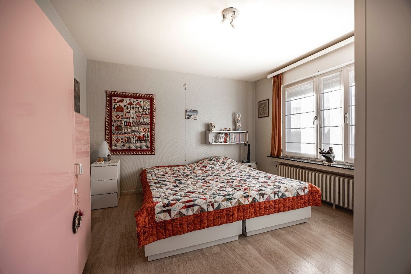 Stevig gebouwde gezinswoning met garage op zonovergoten perceel 