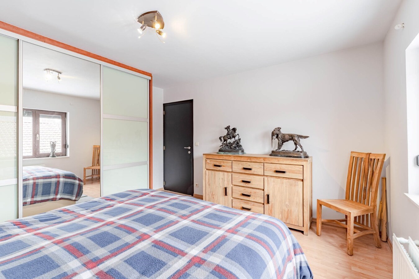 Gerenoveerde, goed onderhouden woning nabij het centrum van Bree mét een grote garage/werkplaats bereikbaar langs de Filterstraat aan de achterzijde van de woning! 