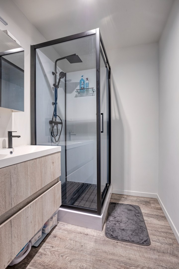 Recent en energiezuinig gelijkvloers appartement met 2 slpk. In Geel-centrum 