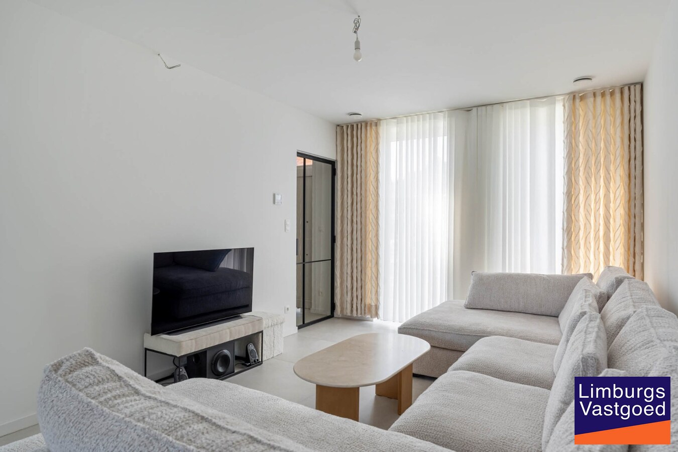 Moderne nieuwbouwwoning, 5 slpk, op een perceel van 4a31ca. 