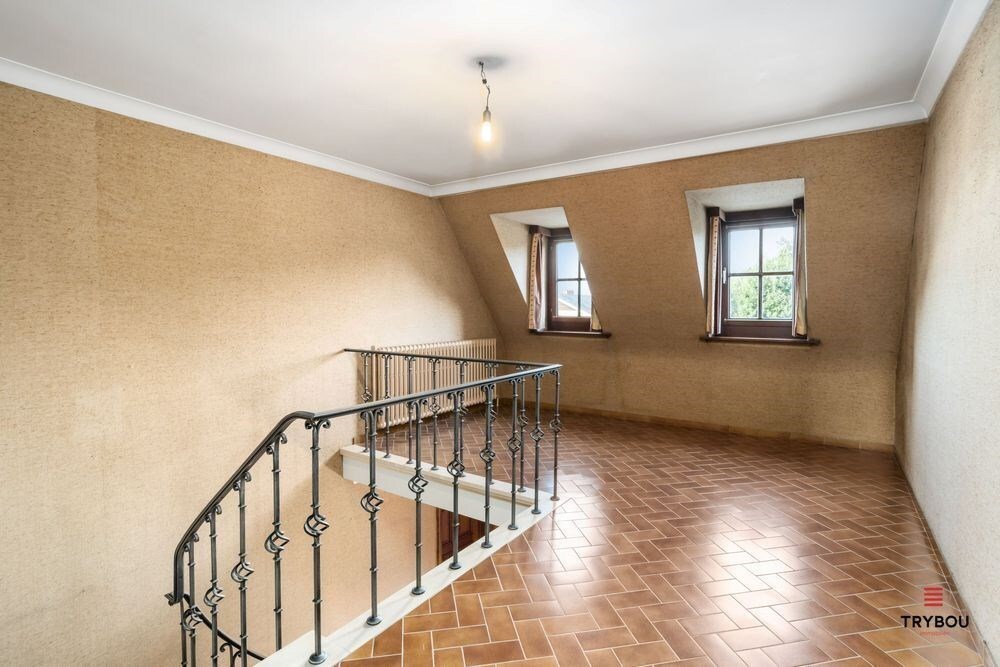 Ruime karaktervolle villa met 3 garages op 1099m² 