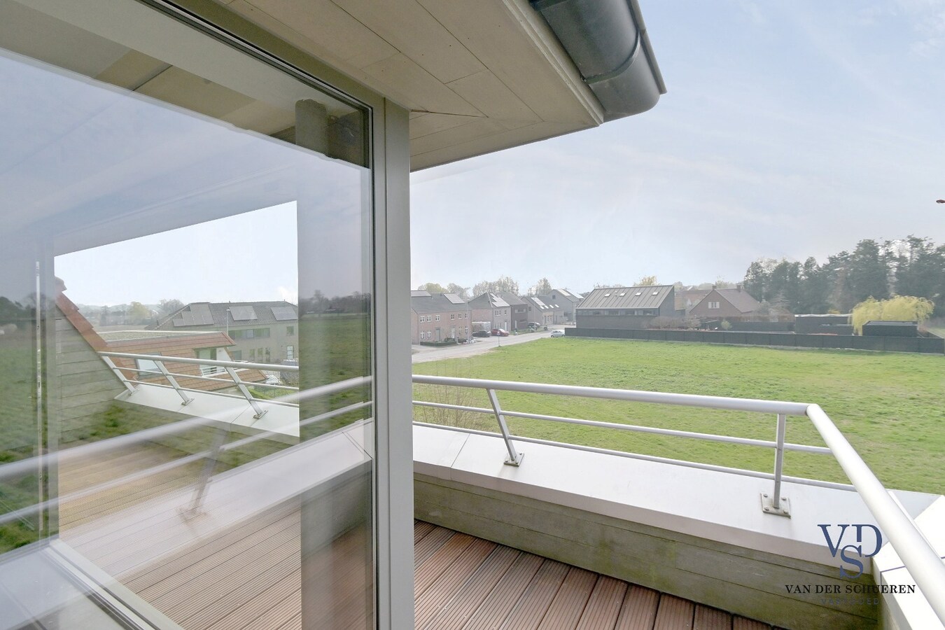 Lichtrijk appartement mét ondergrondse garage en berging. 